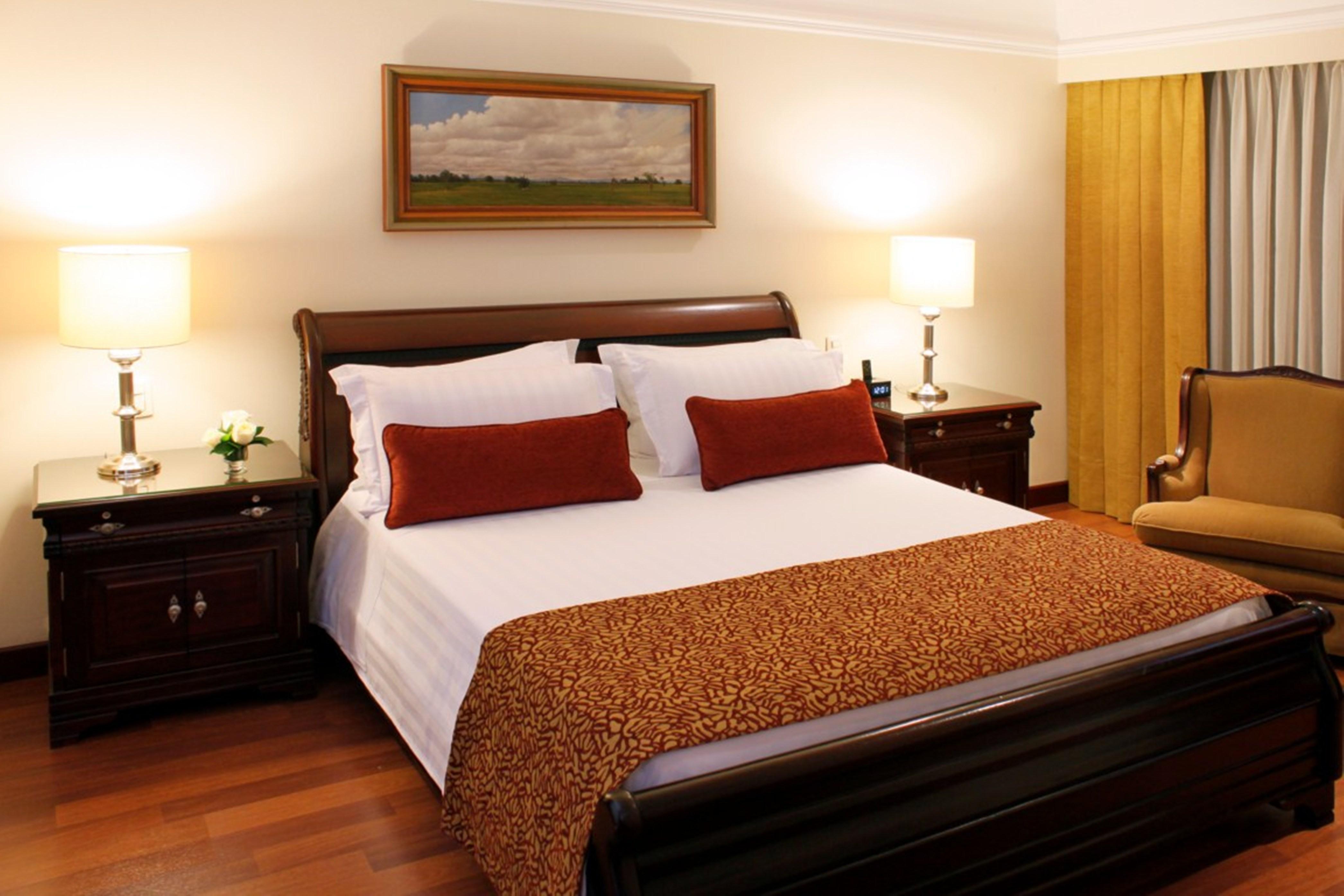Hotel Estelar La Fontana Bogota Bagian luar foto A bed with a bed runner