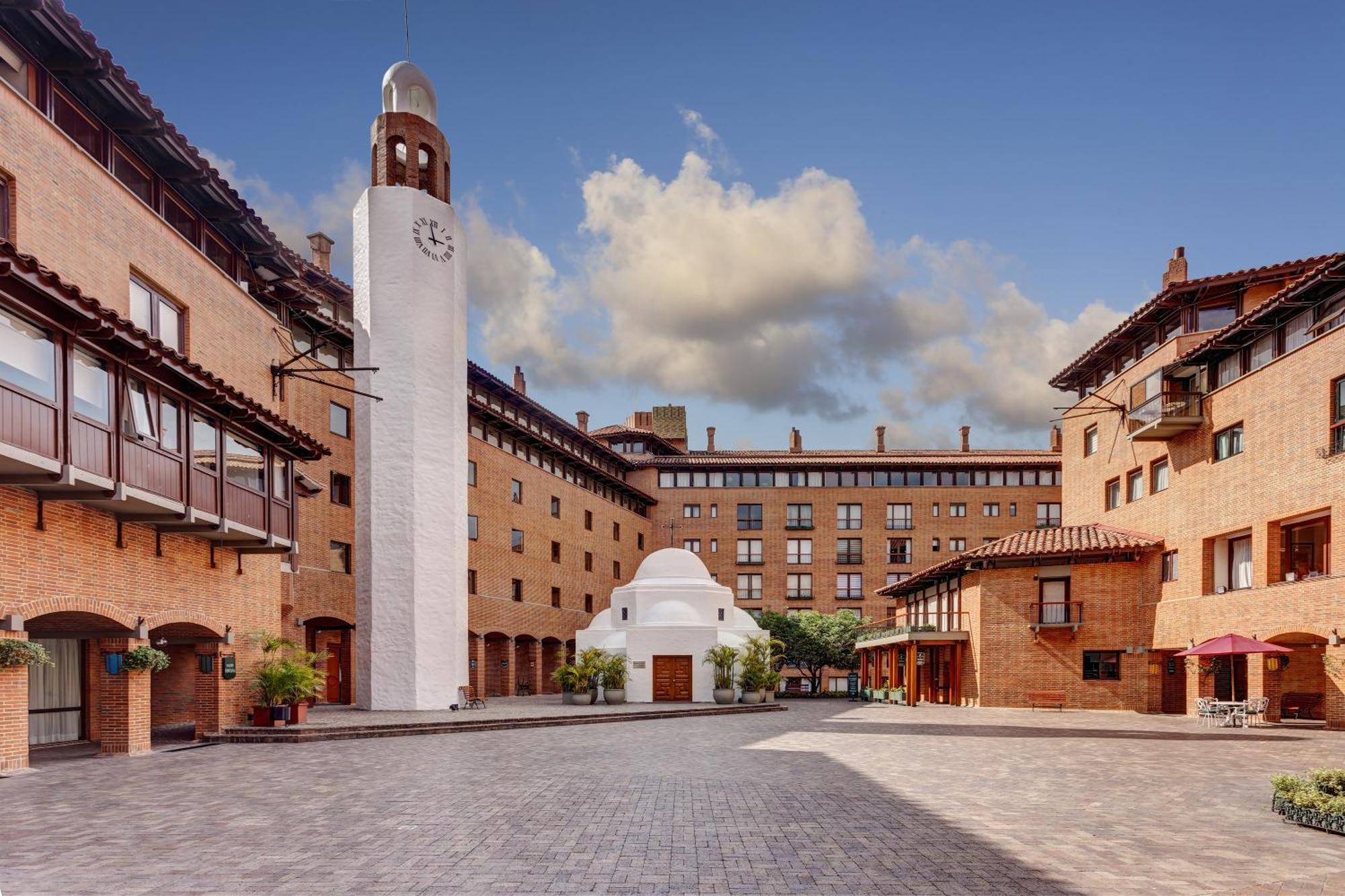 Hotel Estelar La Fontana Bogota Bagian luar foto The main courtyard