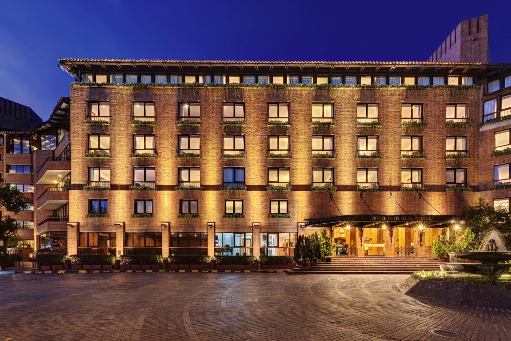 Hotel Estelar La Fontana Bogota Bagian luar foto The hotel at night