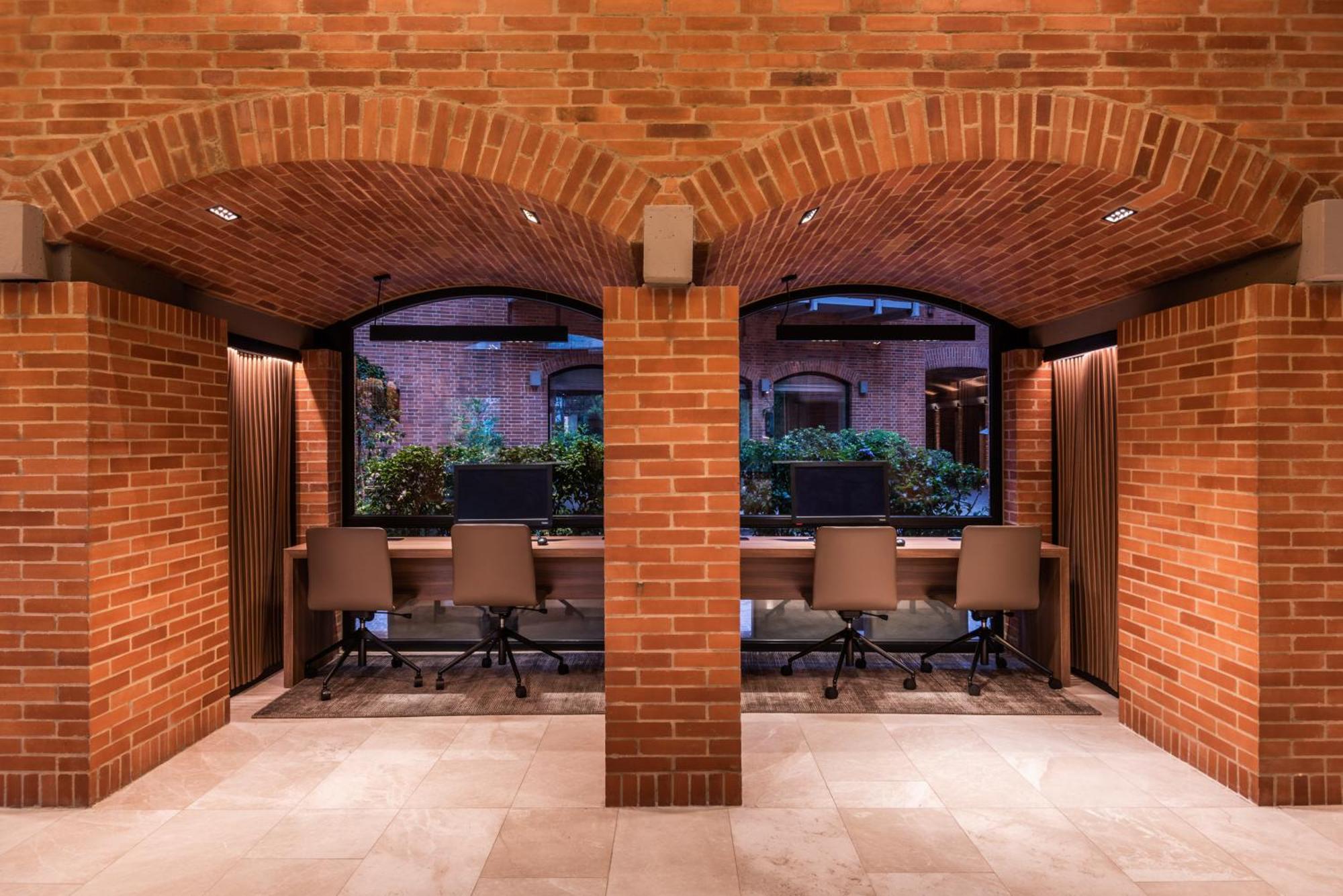 Hotel Estelar La Fontana Bogota Bagian luar foto The interior of the library