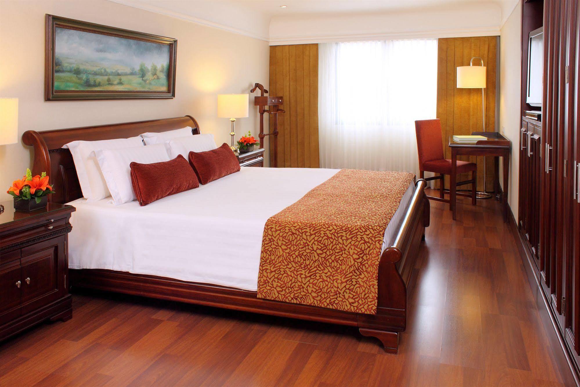 Hotel Estelar La Fontana Bogota Bagian luar foto A room at the hotel