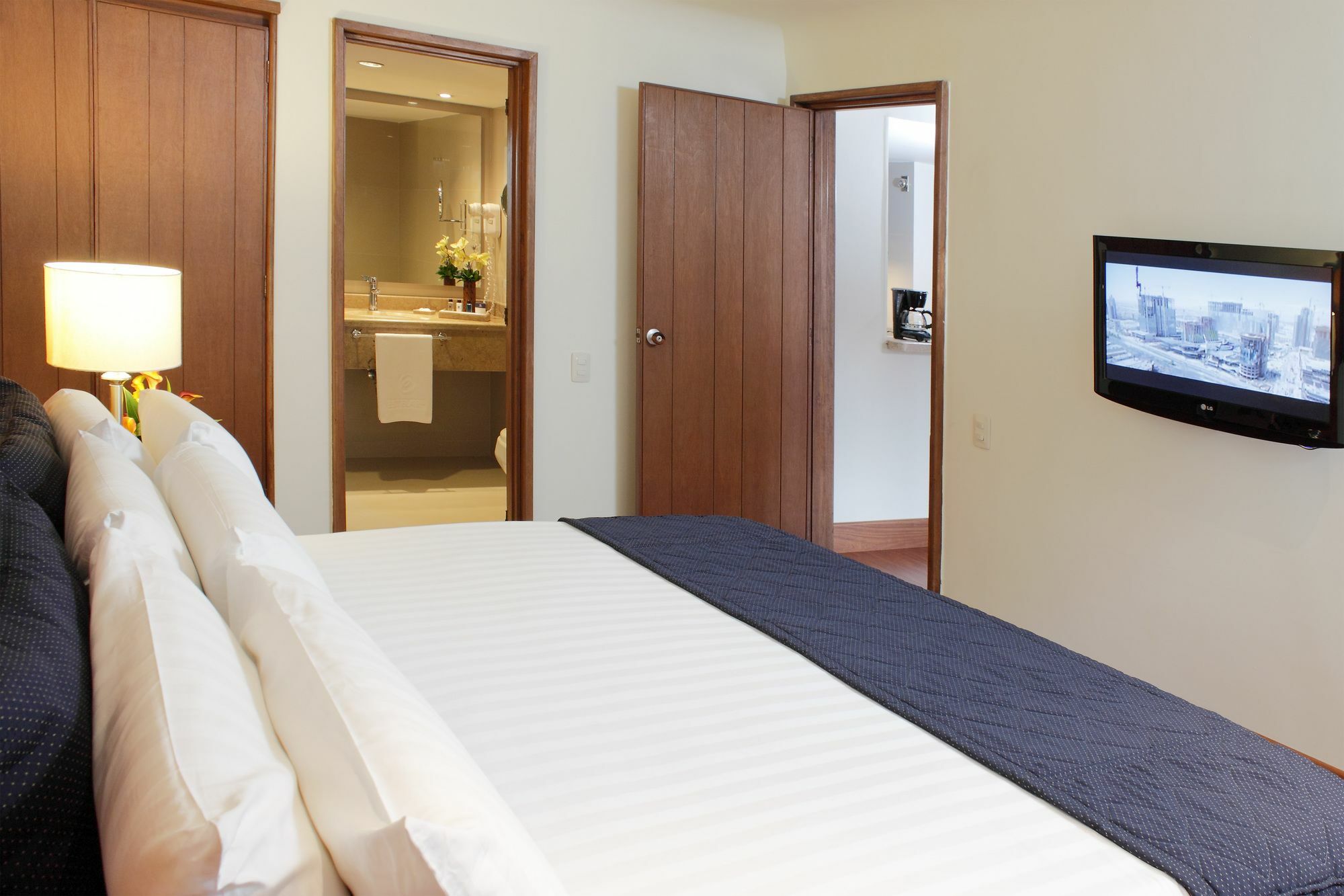 Hotel Estelar La Fontana Bogota Bagian luar foto A bedroom at the hotel