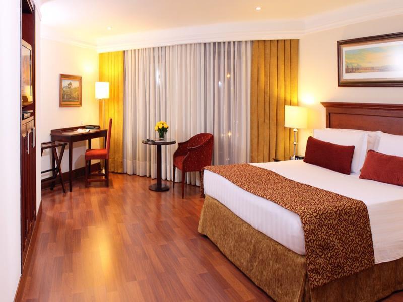 Hotel Estelar La Fontana Bogota Bagian luar foto A room at the hotel